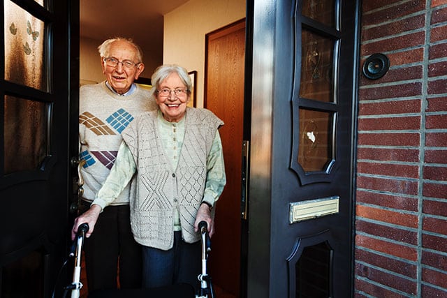 Älteres Ehepaar freut sich auf die Verhinderungspflege